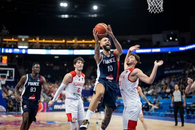 Basketball Berlin 10.09.2022 Eurobasket 2022 Achtelfinale Türkei (TUR) - Frankreich (FRA) Evan Fournier (Frankreich, No.10) Alperen Sengun (Türkei, No.23)
