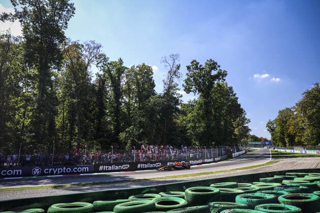01 VERSTAPPEN Max (nld), Red Bull Racing RB18, action during the Formula 1 Pirelli Gran Premio d™Italia 2022, Italian Grand Prix 2022, 16th round of the 2022 FIA Formula One World Championship, WM, Weltmeisterschaft from September 9 to 11, 2022 on the Autodromo Nazionale di Monza, in Monza, Italy - F1 - ITALIAN GRAND PRIX 2022 DPPI Panoramic  00122037_AV6_3661.JPG_