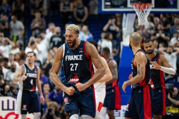 Basketball Berlin 10.09.2022 Eurobasket 2022 Achtelfinale Türkei (TUR) - Frankreich (FRA) Rudy Gobert (Frankreich, No.27) Jubel