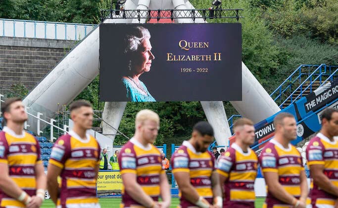 Sport Themen der Woche KW36 Sport Bilder des Tages Picture by Allan McKenzie SWpix.com - 10 09 2022 - Rugby League - Betfred Super League Eliminator - Huddersfield Giants v Salford Red Devils - John Smith s Stadium, Huddersfield, England - Hudersfield & Salford stand for a minute s silence in rememberance of Queen Elizabeth the Second. Huddersfield Giants v Salford Red Devils SWP-1844-0013