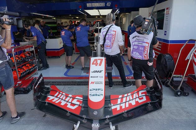 FORMULA 1 PIRELLI GRAN PREMIO D ITALIA 2022 10.09.2022, Autodromo Nazionale di Monza, Monza, FORMULA 1 PIRELLI GRAN PREMIO D ITALIA 2022 ,im Bild Tribute für die verstorbene Königin Elizabeth II. auf dem Auto von Mick Schumacher (DEU), Haas F1 Team.