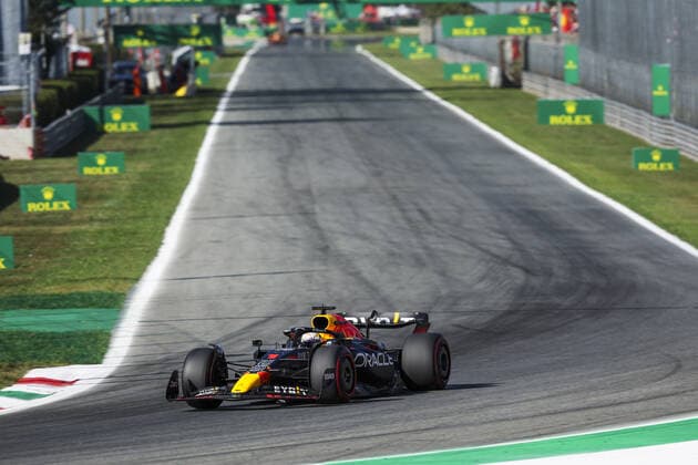 01 VERSTAPPEN Max (nld), Red Bull Racing RB18, action during the Formula 1 Pirelli Gran Premio d™Italia 2022, Italian Grand Prix 2022, 16th round of the 2022 FIA Formula One World Championship, WM, Weltmeisterschaft from September 9 to 11, 2022 on the Autodromo Nazionale di Monza, in Monza, Italy - F1 - ITALIAN GRAND PRIX 2022 DPPI Panoramic  00122037_G00D8587.JPG_