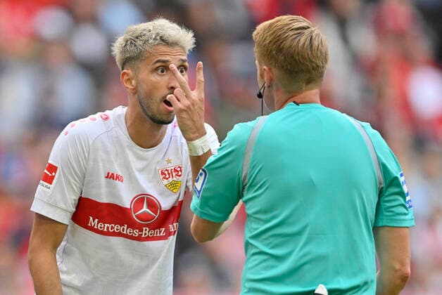 Sport Themen der Woche KW36 Sport Bilder des Tages nach Offensivfoul und vermeintlichem TOR zum 2:2 beschweren sich die Stuttgarter Spieler bei Schiedsrichter Referee Christian Dingert Atakan Karazor VfB Stuttgart (16) erhaelt gelbe Karte gelb Verwarnung wegen Meckerns Gestik Geste 2 Fehlentscheidungen FC Bayern Muenchen vs VfB Stuttgart 10.09.2022 DFL REGULATIONS PROHIBIT ANY USE OF PHOTOGRAPHS AS IMAGE SEQUENCES AND OR QUASI-VIDEO FC Bayern Muenchen vs VfB Stuttgart *** after offensive foul and alleged goal to 2 2 Stuttgart players complain to referee Christian Dingert Atakan Karazor VfB Stuttgart 16 receives yellow card yellow warning for whining gesture gesture 2 wrong decisions FC Bayern Muenchen vs VfB Stuttgart 10 09 2022 DFL REGULATIONS PROHIBIT ANY USE OF PHOTOGRAPHS AS IMAGE SEQUENCES AND OR QUASI VIDEO FC Bayern Muenchen vs VfB Stuttgart