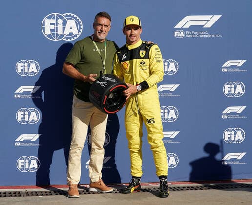 FORMULA 1 PIRELLI GRAN PREMIO D ITALIA 2022 10.09.2022, Autodromo Nazionale di Monza, Monza, FORMULA 1 PIRELLI GRAN PREMIO D ITALIA 2022 ,im Bild Fussballer Gabriel Batistuta überreicht Charles Leclerc (MCO), Scuderia Ferrari den Award für die Poleposition..
