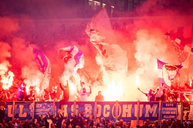 Sport Themen der Woche KW36 Sport Bilder des Tages Bochum Fans zünden bengalisches Feuer FC Schalke 04 - VfL Bochum 10.09.2022, Fussball; Saison 2022 23 Foto: Moritz Müller *** Bochum fans light bengal fire FC Schalke 04 VfL Bochum 10 09 2022, football season 2022 23 Photo Moritz Müller