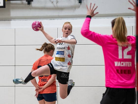 Sport Themen der Woche KW36 Sport Bilder des Tages Rabea Pollakowski (VfL Waiblingen, 55) wirft von aussen, VfL Waiblingen vs. Union Neckarsulm, Handball, Frauen, 1. Bundesliga, 10.09.2022 VfL Waiblingen vs. Sport-Union Neckarsulm, Handball, Frauen, 1. Bundesliga, 10.09.2022 Waiblingen *** Rabea Pollakowski VfL Waiblingen, 55 throws from outside, VfL Waiblingen vs Sport Union Neckarsulm, handball, women, 1 Bundesliga, 10 09 2022 VfL Waiblingen vs Sport Union Neckarsulm, handball, women, 1 Bundesliga, 10 09 2022 Waiblingen Copyright: xEIBNER MichaelxSchmidtx EP_MST