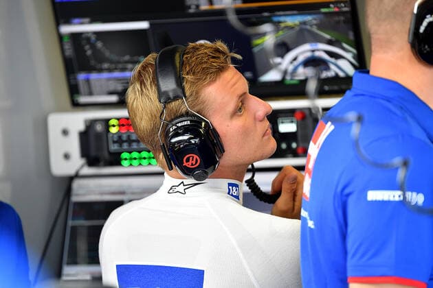 10.09.2022, Autodromo Nazionale di Monza, Monza, FORMULA 1 PIRELLI GRAN PREMIO D ITALIA 2022 ,im Bild Mick Schumacher (DEU), Haas F1 Team am Kommandostand. Monza Autodromo Nazionale di Monza Italien