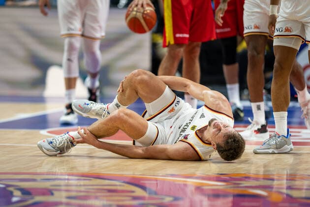 Sport Themen der Woche KW36 Sport Bilder des Tages Basketball Berlin 10.09.2022 Eurobasket 2022 Achtelfinale Deutschland (GER) - Montenegro (MNE) Franz Wagner (Deutschland, No.09) verletzt *** Basketball Berlin 10 09 2022 Eurobasket 2022 Round of 16 Germany GER Montenegro MNE Franz Wagner Germany, No 09 injured