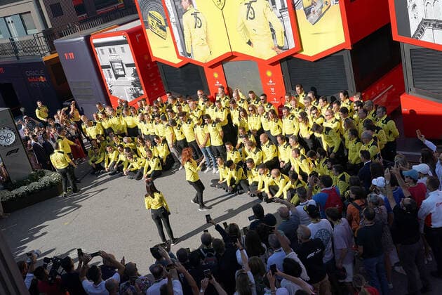 FORMULA 1 PIRELLI GRAN PREMIO D ITALIA 2022 11.09.2022, Autodromo Nazionale di Monza, Monza, FORMULA 1 PIRELLI GRAN PREMIO D ITALIA 2022 ,im Bild Gruppenbild der Ferrarimitarbeiter zum 75 Jährigen Jubiläum der Marke..
