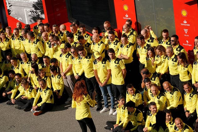FORMULA 1 PIRELLI GRAN PREMIO D ITALIA 2022 11.09.2022, Autodromo Nazionale di Monza, Monza, FORMULA 1 PIRELLI GRAN PREMIO D ITALIA 2022 ,im Bild Gruppenbild der Ferrarimitarbeiter zum 75 Jährigen Jubiläum der Marke..