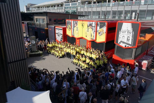 FORMULA 1 PIRELLI GRAN PREMIO D ITALIA 2022 11.09.2022, Autodromo Nazionale di Monza, Monza, FORMULA 1 PIRELLI GRAN PREMIO D ITALIA 2022 ,im Bild Gruppenbild der Ferrarimitarbeiter zum 75 Jährigen Jubiläum der Marke..