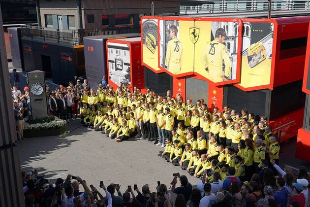 FORMULA 1 PIRELLI GRAN PREMIO D ITALIA 2022 11.09.2022, Autodromo Nazionale di Monza, Monza, FORMULA 1 PIRELLI GRAN PREMIO D ITALIA 2022 ,im Bild Gruppenbild der Ferrarimitarbeiter zum 75 Jährigen Jubiläum der Marke..