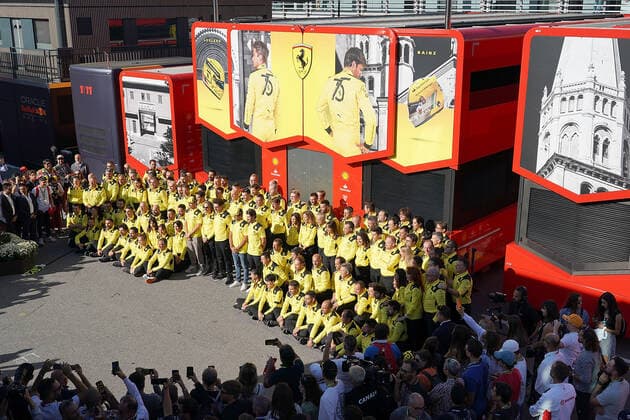 FORMULA 1 PIRELLI GRAN PREMIO D ITALIA 2022 11.09.2022, Autodromo Nazionale di Monza, Monza, FORMULA 1 PIRELLI GRAN PREMIO D ITALIA 2022 ,im Bild Gruppenbild der Ferrarimitarbeiter zum 75 Jährigen Jubiläum der Marke..