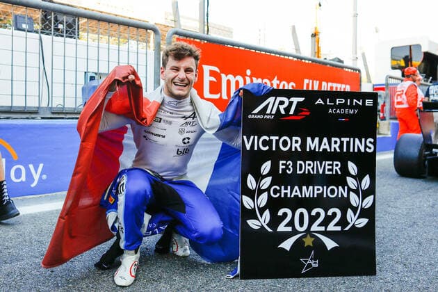 Bilder des Jahres 2022, Sport 09 September Sport Themen der Woche KW36 MARTINS Victor (fra), ART Grand Prix, Dallara F3, portrait celebrating the championship title during the 9th round of the 2022 FIA Formula 3 Championship, from September 9 to 11, 2022 on the Autodromo Nazionale di Monza, in Monza, Italy - AUTO - FORMULA 3 2022 - MONZA DPPI Panoramic  00122038__V2_4995
