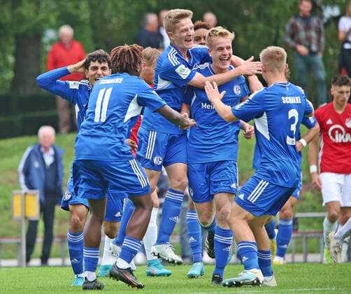 Sport Themen der Woche KW36 11.09.2022, xmohx, Fussball Junioren DFB-Pokal , JFG Schaumberg Prims - FC Schalke 04 emspor, v.l. Mattes Hansen (Schalke) bejubelt das 2:0 (DFL DFB REGULATIONS PROHIBIT ANY USE OF PHOTOGRAPHS as IMAGE SEQUENCES and or QUASI-VIDEO) Hasborn *** 11 09 2022, xmohx, football juniors DFB Pokal , JFG Schaumberg Prims FC Schalke 04 emspor, v l Mattes Hansen Schalke celebrates the 2 0 DFL DFB REGULATIONS PROHIBIT ANY USE OF PHOTOGRAPHS as IMAGE SEQUENCES and or QUASI VIDEO Hasborn