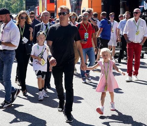 FORMULA 1 PIRELLI GRAN PREMIO D ITALIA 2022 11.09.2022, Autodromo Nazionale di Monza, Monza, FORMULA 1 PIRELLI GRAN PREMIO D ITALIA 2022 ,im Bild Kimi Räikkönen mit Ehefrau Mintu und den Kindern Robin und Rianna im Fahrerlager von Monza..
