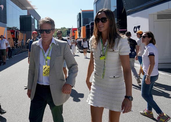 FORMULA 1 PIRELLI GRAN PREMIO D ITALIA 2022 11.09.2022, Autodromo Nazionale di Monza, Monza, FORMULA 1 PIRELLI GRAN PREMIO D ITALIA 2022 ,im Bild Schauspieler Hugh Grant mit Ehefrau Anna Eberstein im Fahrerlager von Monza..
