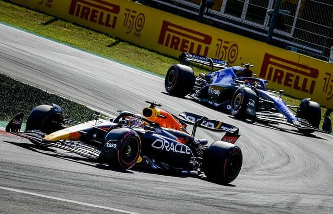 MONZA - Max Verstappen (Oracle Red Bull Racing) and Nyck de Vries (Williams) during the F1 Grand Prix of Italy at the Circuit de Monza in Monza, Italy. REMKO DE WAAL F1 Grand Prix of Italy - Race 2022 xVIxANPxSportx xxANPxIVx