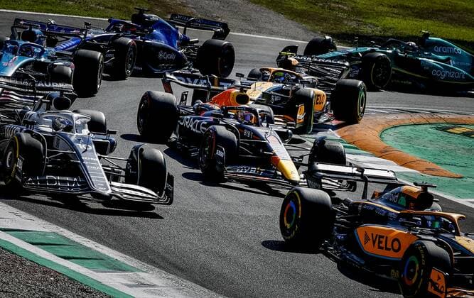 MONZA - Max Verstappen (Oracle Red Bull Racing) and Nyck de Vries (Williams) (back left) during the F1 Grand Prix of Italy at the Circuit de Monza in Monza, Italy. REMKO DE WAAL F1 Grand Prix of Italy - Race 2022 xVIxANPxSportx xxANPxIVx