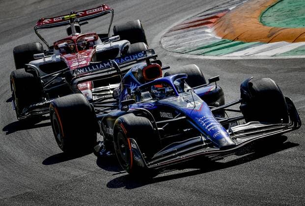 MONZA - Guanyu Zhou (Alfa Romeo) and Nyck de Vries (Williams) (R) during the F1 Grand Prix of Italy at the Circuit de Monza in Monza, Italy. REMKO DE WAAL F1 Grand Prix of Italy - Race 2022 xVIxANPxSportx xxANPxIVx