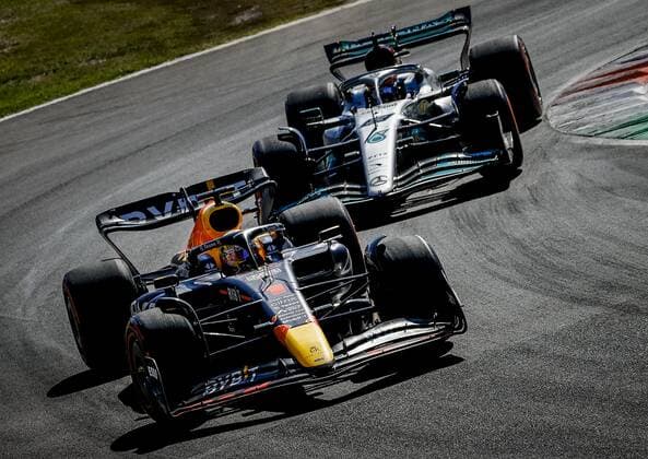 MONZA - Max Verstappen (Oracle Red Bull Racing) and George Russell (Mercedes) during the F1 Grand Prix of Italy at the Monza Circuit in Monza, Italy. REMKO DE WAAL F1 Grand Prix of Italy - Race 2022 xVIxANPxSportx xxANPxIVx