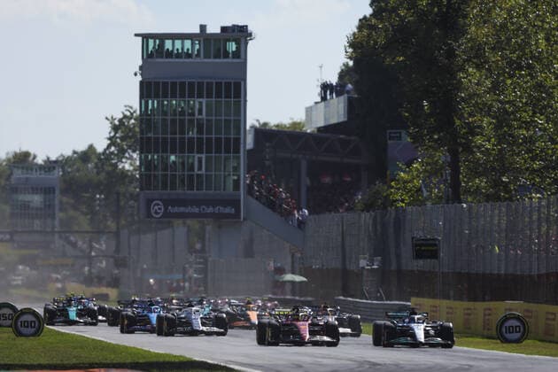 Start of the race, 16 LECLERC Charles (mco), Scuderia Ferrari F1-75, 63 RUSSELL George (gbr), Mercedes AMG F1 Team W13, action during the Formula 1 Pirelli Gran Premio d™Italia 2022, Italian Grand Prix 2022, 16th round of the 2022 FIA Formula One World Championship, WM, Weltmeisterschaft from September 9 to 11, 2022 on the Autodromo Nazionale di Monza, in Monza, Italy - F1 - ITALIAN GRAND PRIX 2022 - RACE DPPI Panoramic 00122038_G00D0918.JPG_