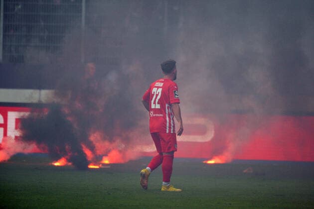 Bilder des Jahres 2022, Sport 09 September Sport Themen der Woche KW36 Sport Bilder des Tages Fans des FC Erzgebirge Aue mit Bengalos und Feuer auf dem Spielfeld, Paul-Philipp Besong (FC Erzgebirge Aue) Mitte FC Erzgebirge Aue vs. FSV Zwickau, Fussball, 3. Liga, 8. Spieltag, Saison 2022 2023, 11.09.2022 DFB DFL REGULATIONS PROHIBIT ANY USE OF PHOTOGRAPHS AS IMAGE SEQUENCES AND OR QUASI-VIDEO FC Erzgebirge Aue vs. FSV Zwickau, Fussball, 3. Liga, 8. Spieltag, Saison 2022 2023, 11.09.2022 Aue-Bad Schlema *** FC Erzgebirge Aue fans with bengalos and fire on the pitch, Paul Philipp Besong FC Erzgebirge Aue center FC Erzgebirge Aue vs FSV Zwickau, Football, 3 Liga, Matchday 8, Season 2022 2023, 11 09 2022 DFB DFL REGULATES PROHIBIT ANY USE OF PHOTOGRAPHS AS IMAGE SEQUENCES AND OR QUASI VIDEO FC Erzgebirge Aue vs FSV Zwickau, Football, 3 Liga, Matchday 8, Season 2022 2023, 11 09 2022 Aue Bad Schlema Copyright: xBertxHarzerx EP_EER