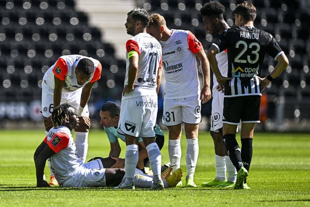 blessure de Faitout Maouassa (Montpellier) FOOTBALL : Angers vs Montpellier - Ligue 1 Uber eats - 11 09 2022 JBAutissier Panoramic 
