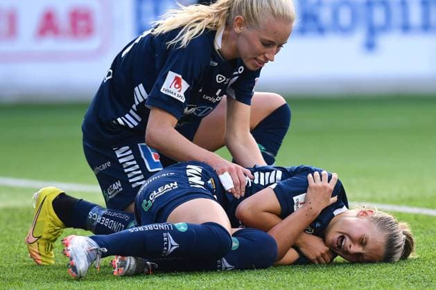 Sport Themen der Woche KW36 Linkoping Arena, Linkoping, Sweden, September 11th 2022: Therese Simonsson (9 Linkoping FC) with pain in a shoulder during the game in the Swedish League OBOS Damallsvenskan on September 11th 2022 between Linkoping FC and Eskilstuna United DFF at Linkoping Arena in Linkoping, Sweden (Peter Sonander SPP)  Copyright: xPeterxSonander SPPx spp-en-PeSo-PSon-20220911-162403_PS_8265