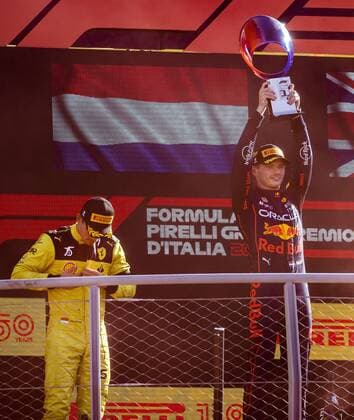 MONZA - Charles Leclerc (Ferrari) and Max Verstappen (Oracle Red Bull Racing) on the podium after the F1 Grand Prix of Italy at the Circuit de Monza in Monza, Italy. REMKO DE WAAL F1 Grand Prix of Italy - Race 2022 xVIxANPxSportx xxANPxIVx