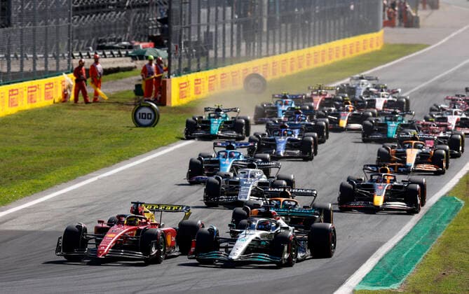 Start, 16 Charles Leclerc (MCO, Scuderia Ferrari), 63 George Russell (GBR, Mercedes-AMG Petronas F1 Team), 3 Daniel Ricciardo (AUS, McLaren F1 Team), F1 Grand Prix of Italy at Autodromo Nazionale Monza on September 11, 2022 in Monza, Italy. (Photo by HOCH ZWEI) Monza Italy