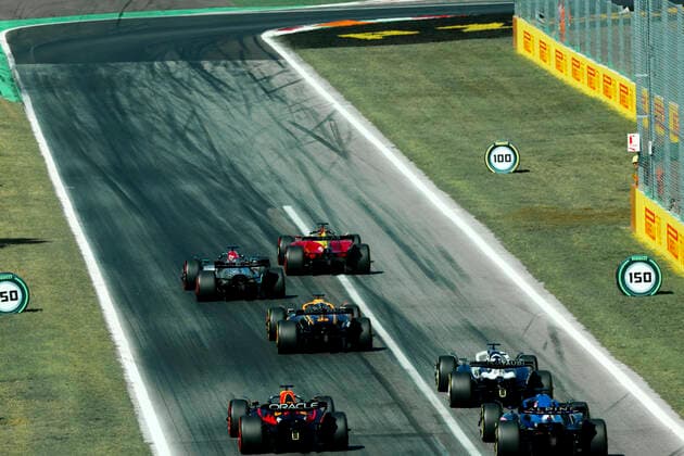 Start, 16 Charles Leclerc (MCO, Scuderia Ferrari), 63 George Russell (GBR, Mercedes-AMG Petronas F1 Team), 3 Daniel Ricciardo (AUS, McLaren F1 Team), F1 Grand Prix of Italy at Autodromo Nazionale Monza on September 11, 2022 in Monza, Italy. (Photo by HOCH ZWEI) Monza Italy
