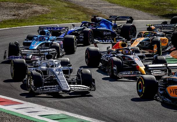 MONZA - Max Verstappen (Oracle Red Bull Racing) and Nyck de Vries (Williams) (back left) during the F1 Grand Prix of Italy at the Circuit de Monza in Monza, Italy. REMKO DE WAAL F1 Grand Prix of Italy - Race 2022 xVIxANPxSportx xxANPxIVx