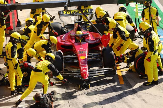 16 LECLERC Charles (mco), Scuderia Ferrari F1-75, action pitstop during the Formula 1 Pirelli Gran Premio d™Italia 2022, Italian Grand Prix 2022, 16th round of the 2022 FIA Formula One World Championship, WM, Weltmeisterschaft from September 9 to 11, 2022 on the Autodromo Nazionale di Monza, in Monza, Italy - F1 - ITALIAN GRAND PRIX 2022 - RACE DPPI Panoramic  00122038_20220911_1Q0A0349