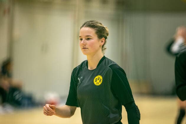 Handball I Frauen I Archiv I Lobeca I 2021 2022 I 09.02.2022 Amelie Berger (3, Borussia Dortmund) wärmt sich auf NRW Deutschland Copyright: xLobeca PatrickxSuephkex