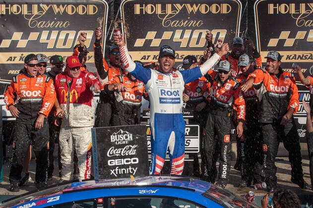 Bilder des Jahres 2022, Sport 09 September Sport Themen der Woche KW36 Sport Bilder des Tages KANSAS CITY, KS - SEPTEMBER 11: Bubba Wallace ( 45 23XI Racing ROOT Insurance Toyota) celebrates in victory lane after the NASCAR, Motorsport, USA Cup Series Hollywood Casino 400 on September 11, 2022, at the Kansas Speedway in Kansas City, Kansas. (Photo by William Purnell Icon Sportswire) AUTO: SEP 11 NASCAR Cup Series Round of 16 Playoff Hollywood Casino 400 Icon2209112773
