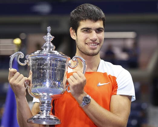 Sport Themen der Woche KW36 Sport Bilder des Tages Carlos Alcaraz of Spain holds his trophy after defeating Casper Ruud of Norway in the Men s Finals of the 2022 US Open Tennis Championships at Arthur Ashe Stadium at the USTA Billy Jean King National Tennis Center in New York City on Sunday, September 11, 2022. Alcaraz won the match 6-4, 2-6, 7-6, 6-3.  NYP20220911759 JOHNxANGELILLO