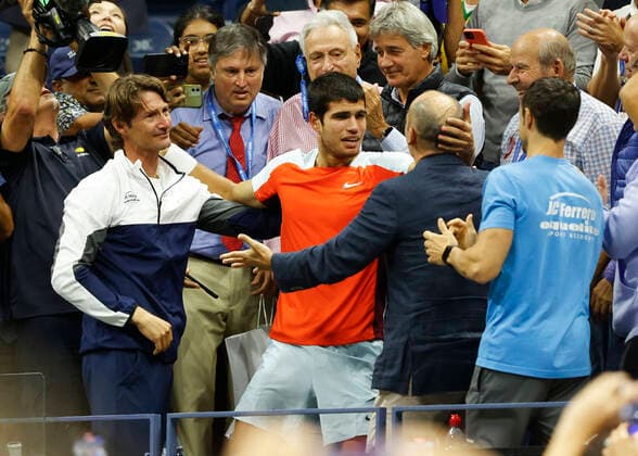 Carlos Alcaraz (ESP) jubelt nach dem Sieg in der Spielerloge mit seinem Team,links Trainer,coach Juan Carlos Ferrero,Jubel, Freude, Emotion Copyright: xJuergenxHasenkopfx