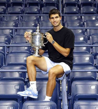 Bilder des Jahres 2022, Sport 09 September Sport Themen der Woche KW36 Sport Bilder des Tages Carlos Alcaraz of Spain holds the championship trophy in an empty Arthur Ashe Stadium after defeating Casper Ruud of Norway in the Men s Final at the 2022 US Open Tennis Championships at the USTA Billy Jean King National Tennis Center in New York City on Sunday, September 11, 2022. Alcaraz won the match 6-4, 2-6, 7-6, 6-3.  NYP20220911203 JOHNxANGELILLO