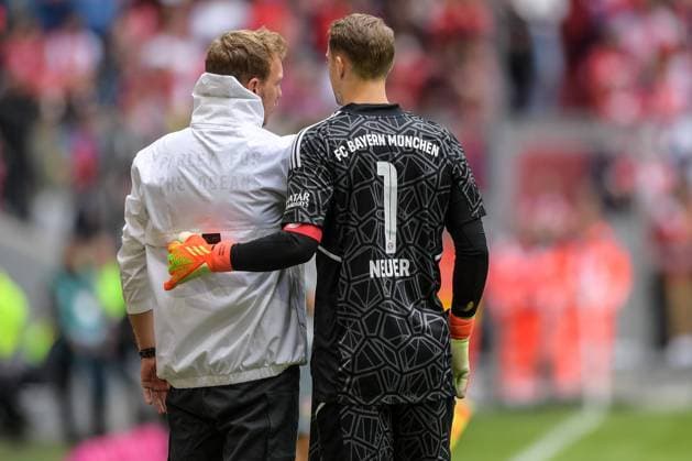Fußball, 1. Bundesliga, 20220910, FC Bayern München - VfB Stuttgart. Im Bild Trainer des FC Bayern München Julian NAGELSMANN Aufdruck Rückseite Jacke PARLEY FOR THE OCEAN und Manuel NEUER (FC Bayern München, 1) Anweisung Instruktion Unterweisung Korrektur dirigiert Dirigent coaching coacht. München Allianz Arena Bayern Deutschland Copyright: Passion2Press MarkusxFischerx