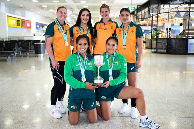 Sport Themen der Woche KW37 RUGBY SEVENS WC AUSTRALIA RETURN, (L-R, rear) Sharni Williams, Madison Higgins-Ashby, Demi Hayes, Alysia Lefau-Fakaosilea and (front) Sariah Paki and Faith Nathan of Australia?s Women s Rugby Sevens team pose for a phtograph with the World Cup 7?s trophy after arriving at Sydney international Airport Sydney, Tuesday, September 13, 2022. Australia s rugby women have completed a unique triple crown of international triumphs, beating New Zealand 24-22 to win the World Cup Sevens in Cape Town. ( NO ARCHIVING, EDITORIAL USE ONLY, NO USE IN BOOKS WITHOUT CONSENT SYDNEY NSW AUSTRALIA  Copyright: xDANxHIMBRECHTSx 20220913001702846048