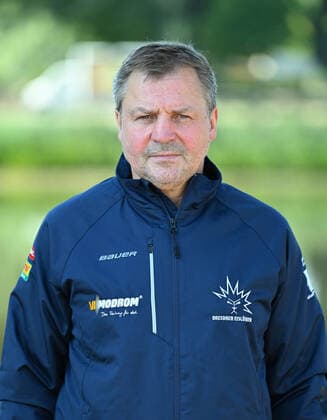 GER Sachsen Moritzburg Schloss Jagdschloss - Mannschaftsfototermin der Dresdner Eislöwen - Eishockeyteam und Einzelpoträts hier Cheftrainer Andreas Brockmann 1108.22 1108.22