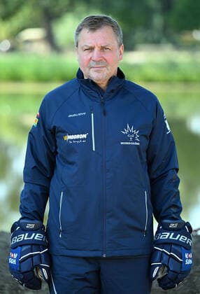GER Sachsen Moritzburg Schloss Jagdschloss - Mannschaftsfototermin der Dresdner Eislöwen - Eishockeyteam und Einzelpoträts hier Cheftrainer Andreas Brockmann 1108.22 1108.22