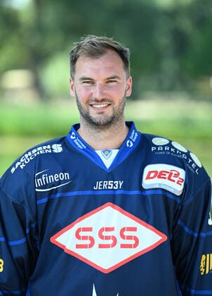 GER Sachsen Moritzburg Schloss Jagdschloss - Mannschaftsfototermin der Dresdner Eislöwen - Eishockeyteam und Einzelpoträts hier Jordan Knackstedt 1108.22 1108.22