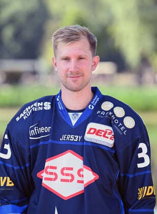 GER Sachsen Moritzburg Schloss Jagdschloss - Mannschaftsfototermin der Dresdner Eislöwen - Eishockeyteam und Einzelpoträts hier David Suvanto 1108.22 1108.22