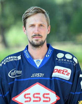 GER Sachsen Moritzburg Schloss Jagdschloss - Mannschaftsfototermin der Dresdner Eislöwen - Eishockeyteam und Einzelpoträts hier Simon Karlsson 1108.22 1108.22