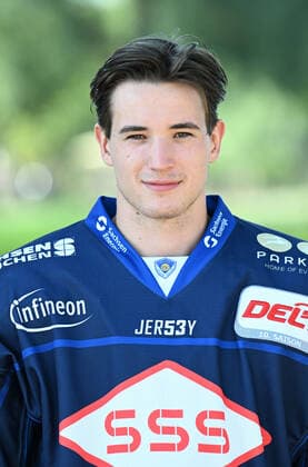 GER Sachsen Moritzburg Schloss Jagdschloss - Mannschaftsfototermin der Dresdner Eislöwen - Eishockeyteam und Einzelpoträts hier Adam Kiedewicz 1108.22 1108.22