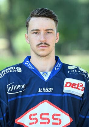 GER Sachsen Moritzburg Schloss Jagdschloss - Mannschaftsfototermin der Dresdner Eislöwen - Eishockeyteam und Einzelpoträts hier Niklas Postel 1108.22 1108.22