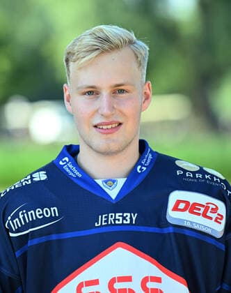 GER Sachsen Moritzburg Schloss Jagdschloss - Mannschaftsfototermin der Dresdner Eislöwen - Eishockeyteam und Einzelpoträts hier Jussi Petersen 1108.22 1108.22
