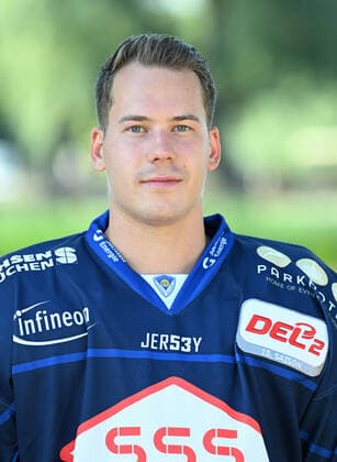 GER Sachsen Moritzburg Schloss Jagdschloss - Mannschaftsfototermin der Dresdner Eislöwen - Eishockeyteam und Einzelpoträts hier Niklas Mannes 1108.22 1108.22